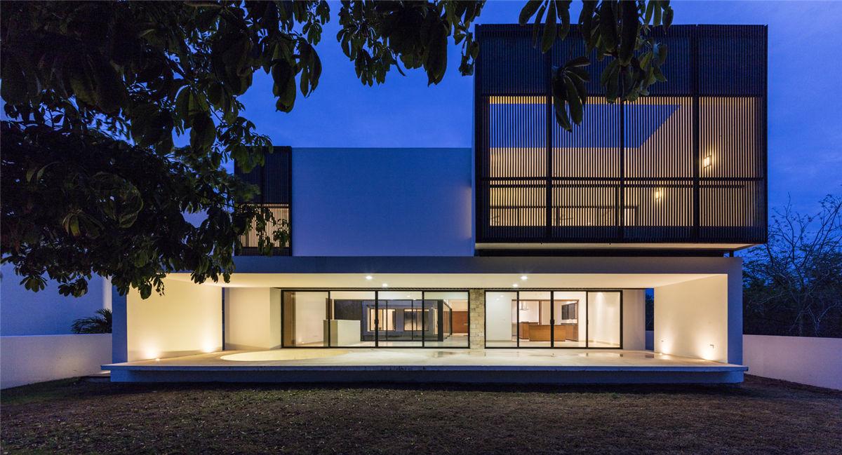 坎哈16号住宅：俯瞰高尔夫球场的大型社区 / Boyance Arquitectos