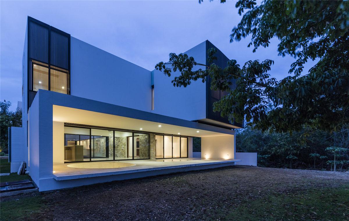 坎哈16号住宅：俯瞰高尔夫球场的大型社区 / Boyance Arquitectos