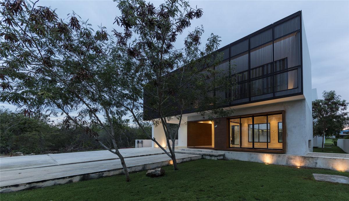 坎哈16号住宅：俯瞰高尔夫球场的大型社区 / Boyance Arquitectos