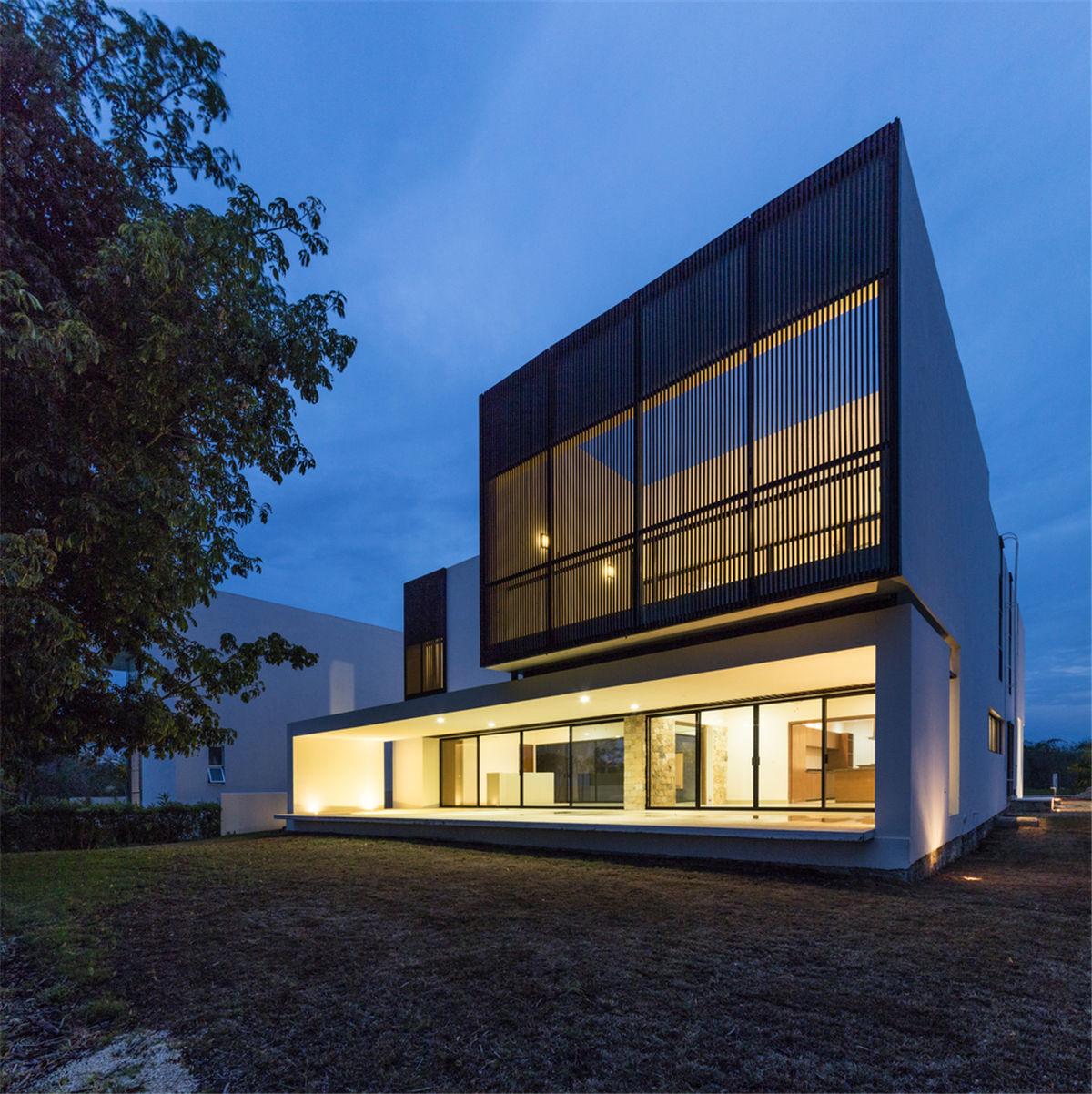 坎哈16号住宅：俯瞰高尔夫球场的大型社区 / Boyance Arquitectos