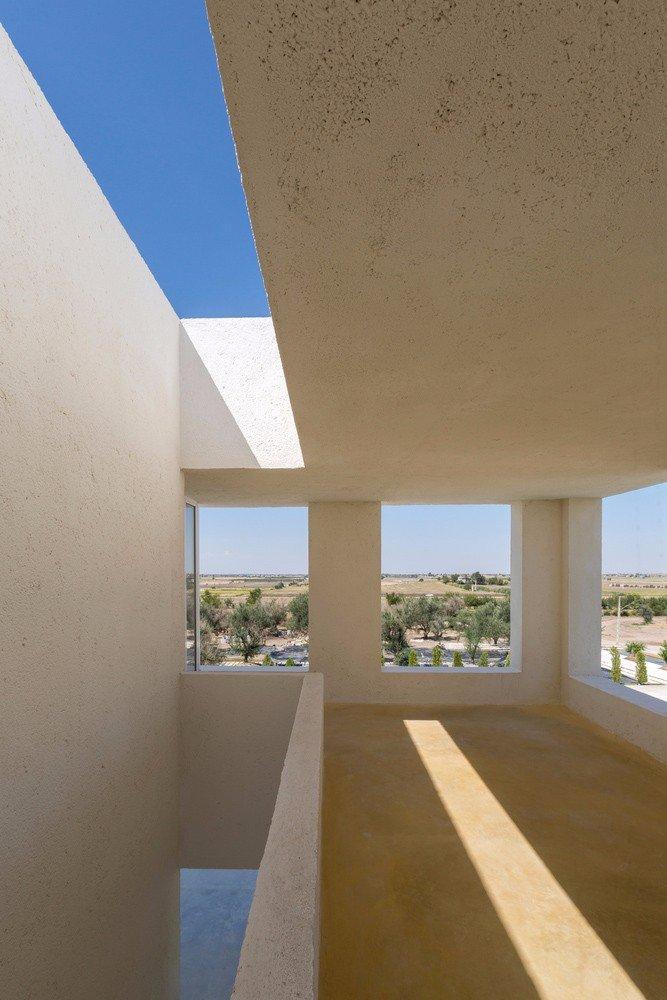 白房子/ ZAV Architects