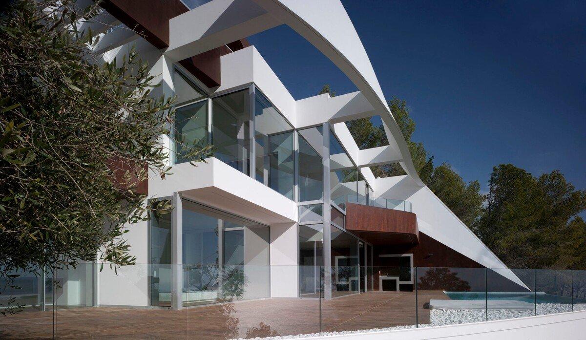 一个妖娆的山中白房子 / RGB arquitectos