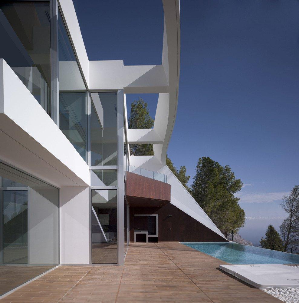 一个妖娆的山中白房子 / RGB arquitectos