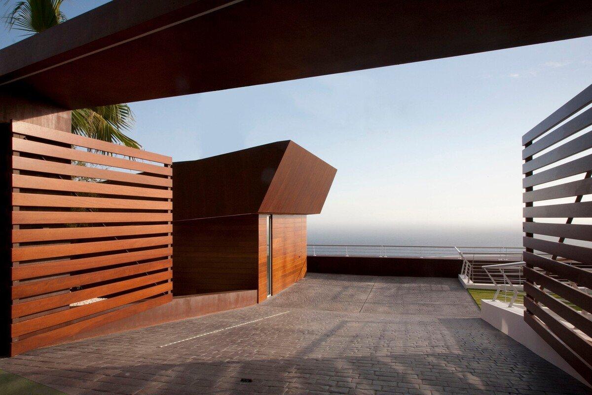 一个妖娆的山中白房子 / RGB arquitectos