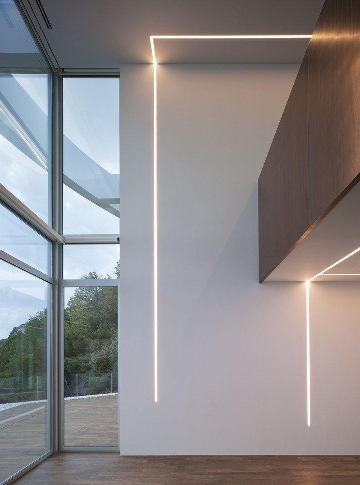 一个妖娆的山中白房子 / RGB arquitectos