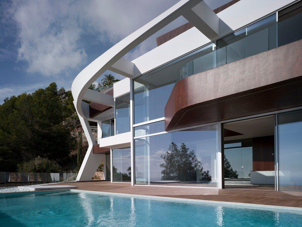 一个妖娆的山中白房子 / RGB arquitectos