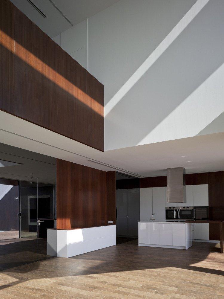 一个妖娆的山中白房子 / RGB arquitectos