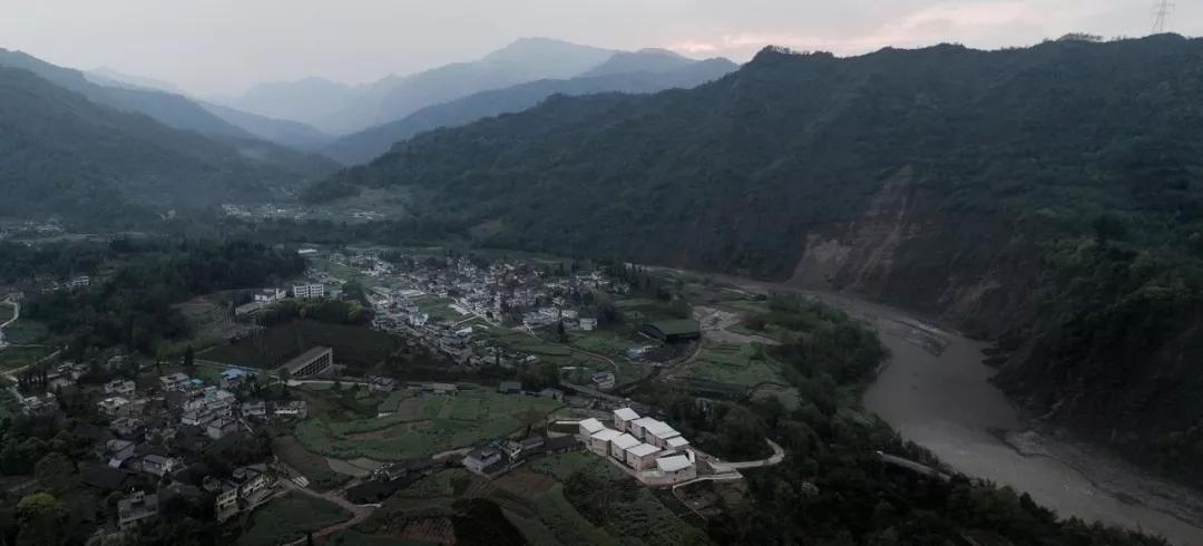 他用400万在荒山盖了9栋房子 | 大舍建筑设计事务所——陈屹峰