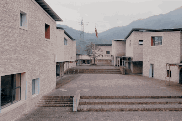 他用400万在荒山盖了9栋房子 | 大舍建筑设计事务所——陈屹峰