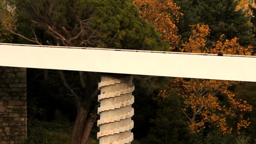 葡萄牙人行天桥，仅四点支柱连接220米宽峡谷 / JLCG Arquitectos