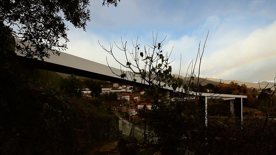 葡萄牙人行天桥，仅四点支柱连接220米宽峡谷 / JLCG Arquitectos