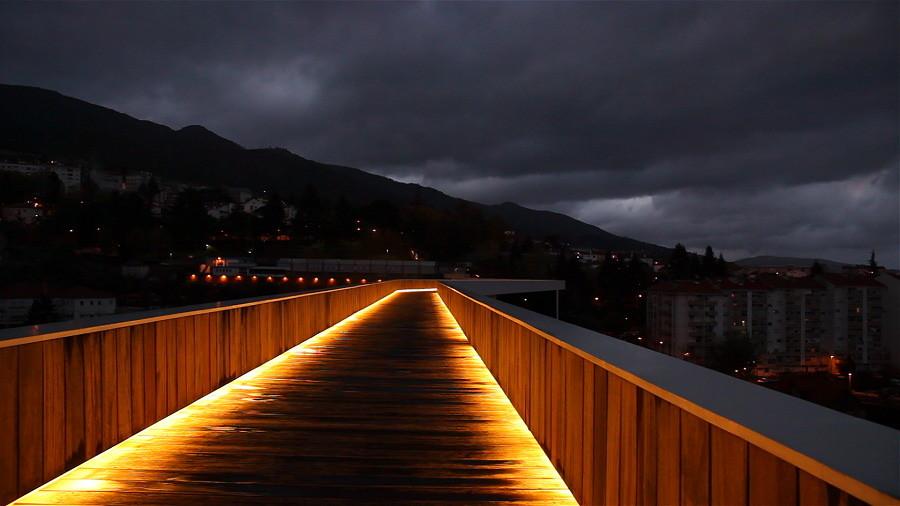 葡萄牙人行天桥，仅四点支柱连接220米宽峡谷 / JLCG Arquitectos