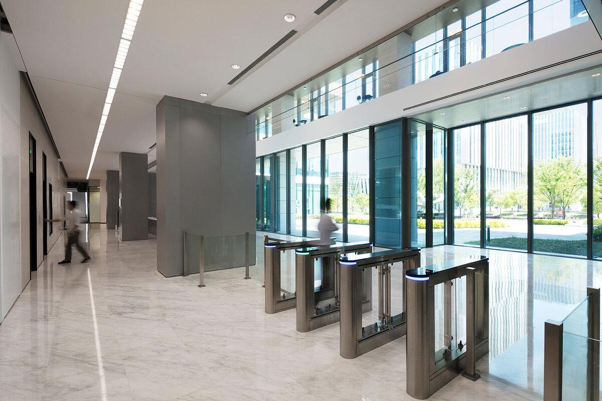 一层主入口大堂设计提供了大量的露台,阳台,退台等空间,不断用体块的