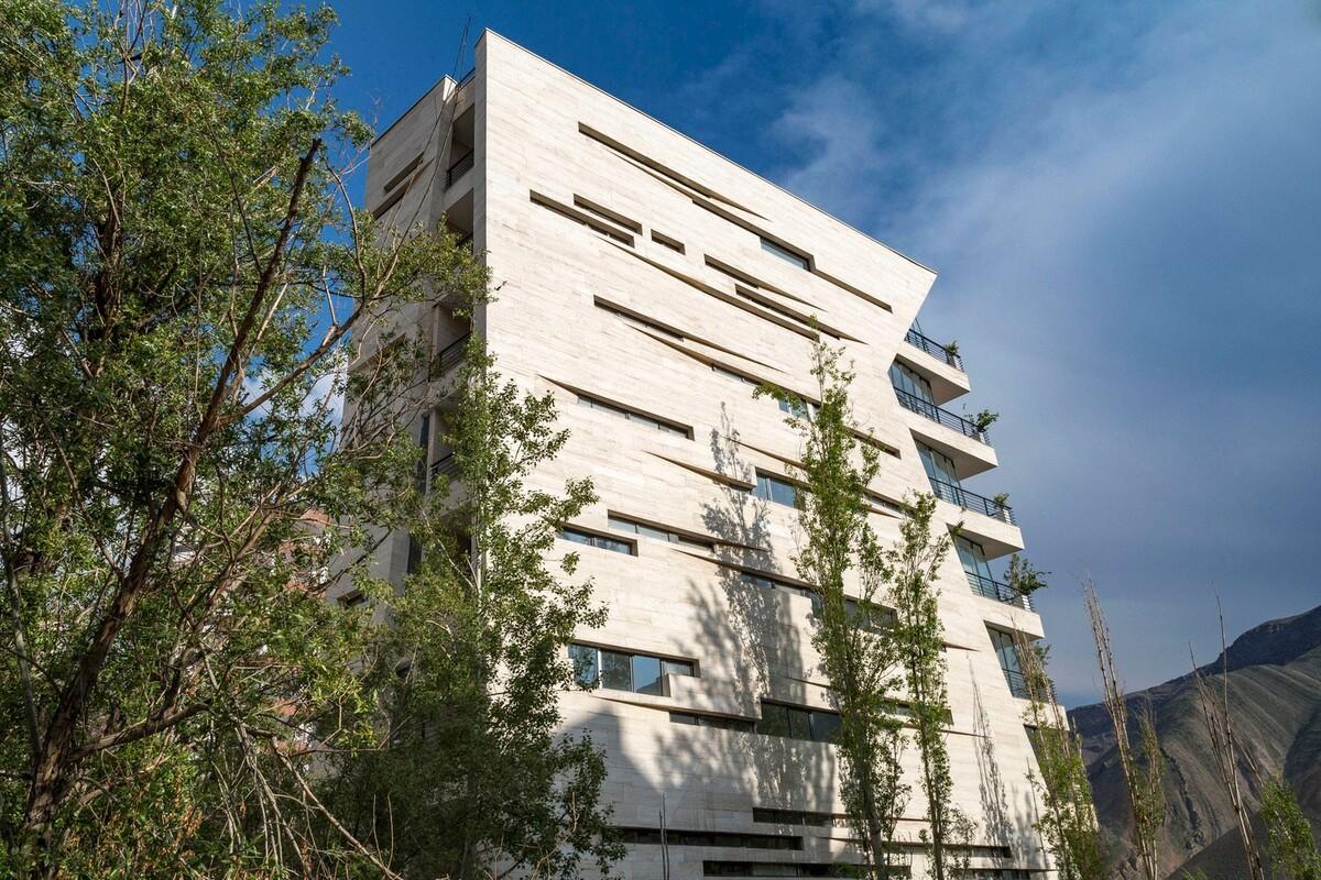 山脚下的一块岩石 — 梅尔贡多功能住宅楼