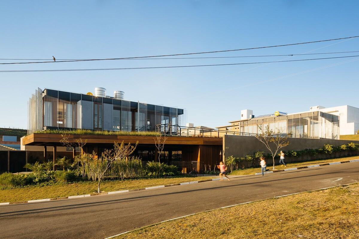 把房子抬高建在空中草坪上的双子住宅