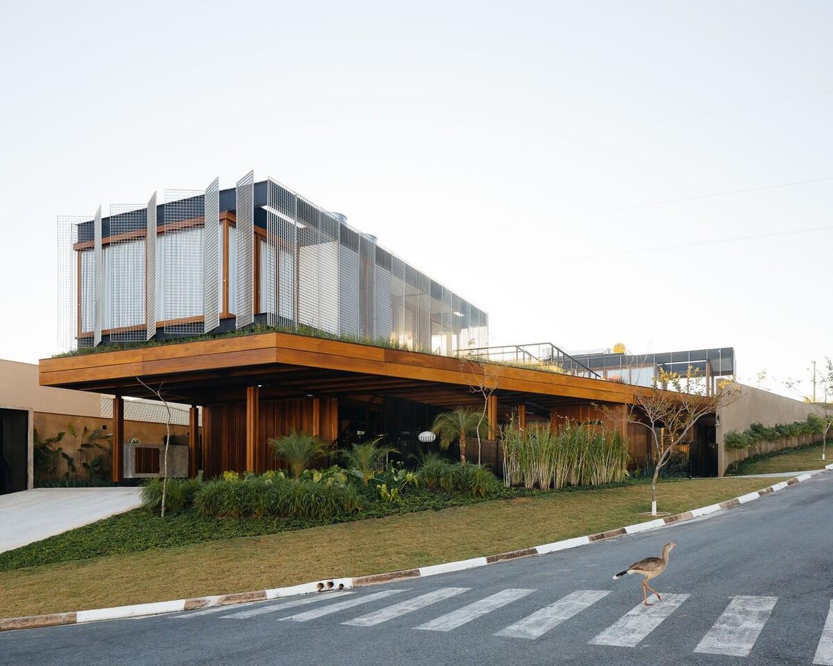 把房子抬高建在空中草坪上的双子住宅
