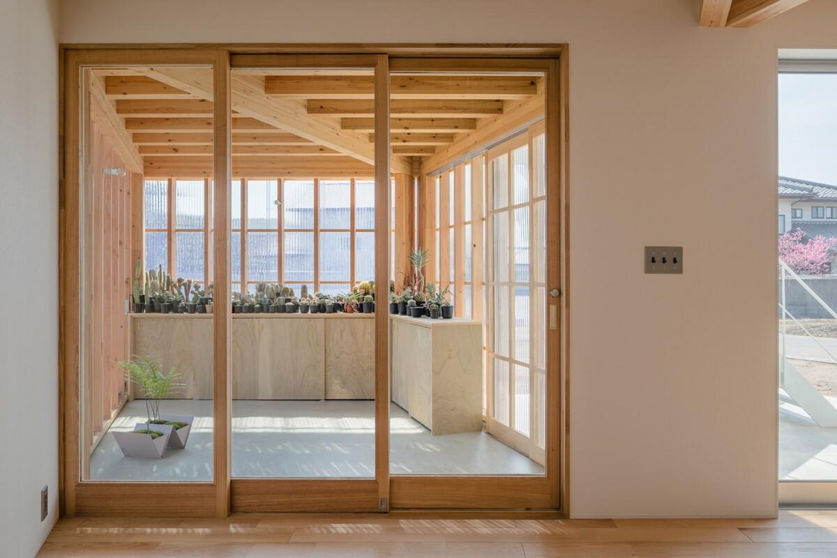 一半明媚一半忧伤，将阳光绿植纳入诗意空间的日本住宅！