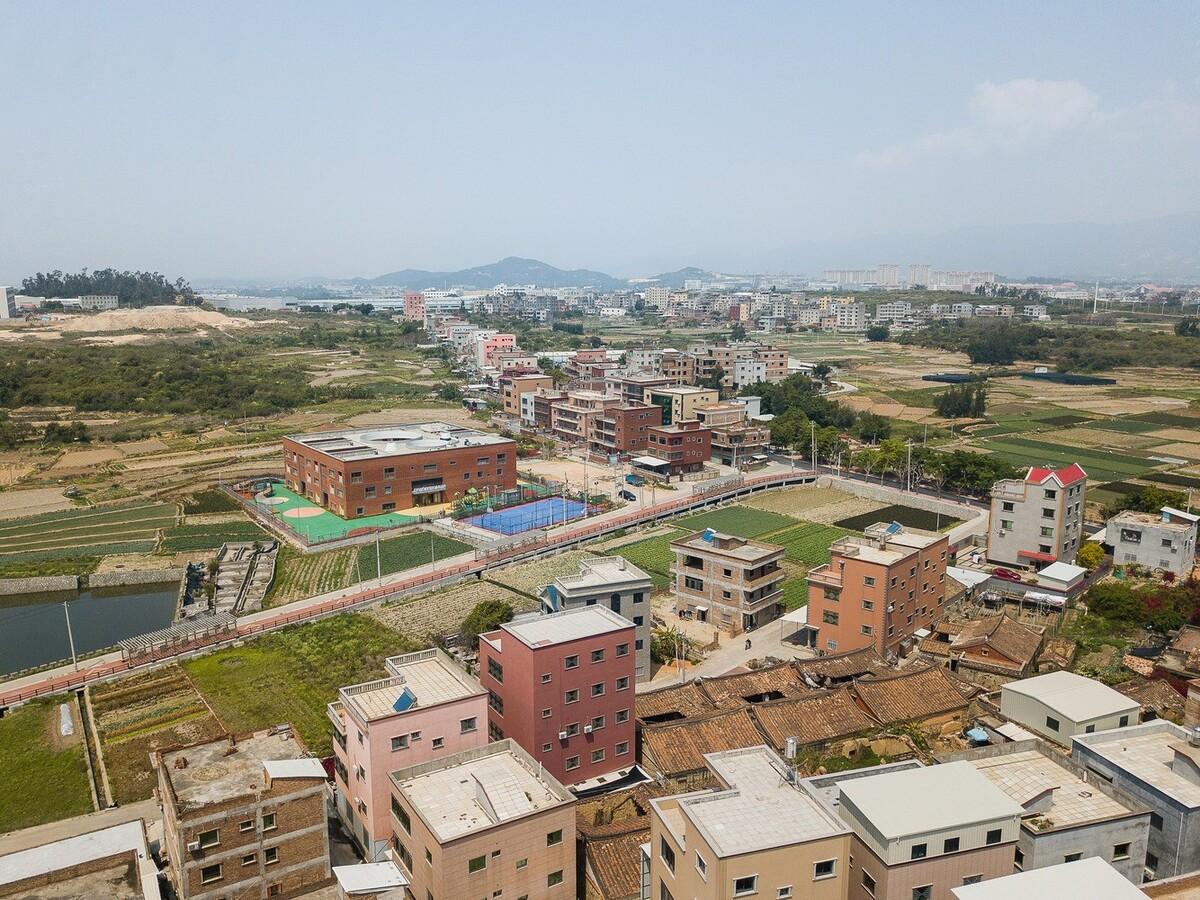 厦门 / 孩子们在明亮流畅的中庭内肆意地奔跑 —— 新南幼儿园 