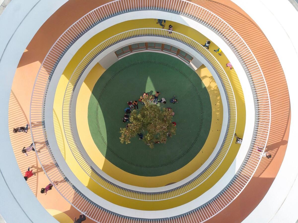 厦门 / 孩子们在明亮流畅的中庭内肆意地奔跑 —— 新南幼儿园 