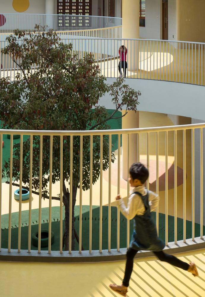 厦门 / 孩子们在明亮流畅的中庭内肆意地奔跑 —— 新南幼儿园 