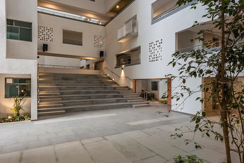 跳跃在建筑上的彩色透视框——“园畔”老年公寓