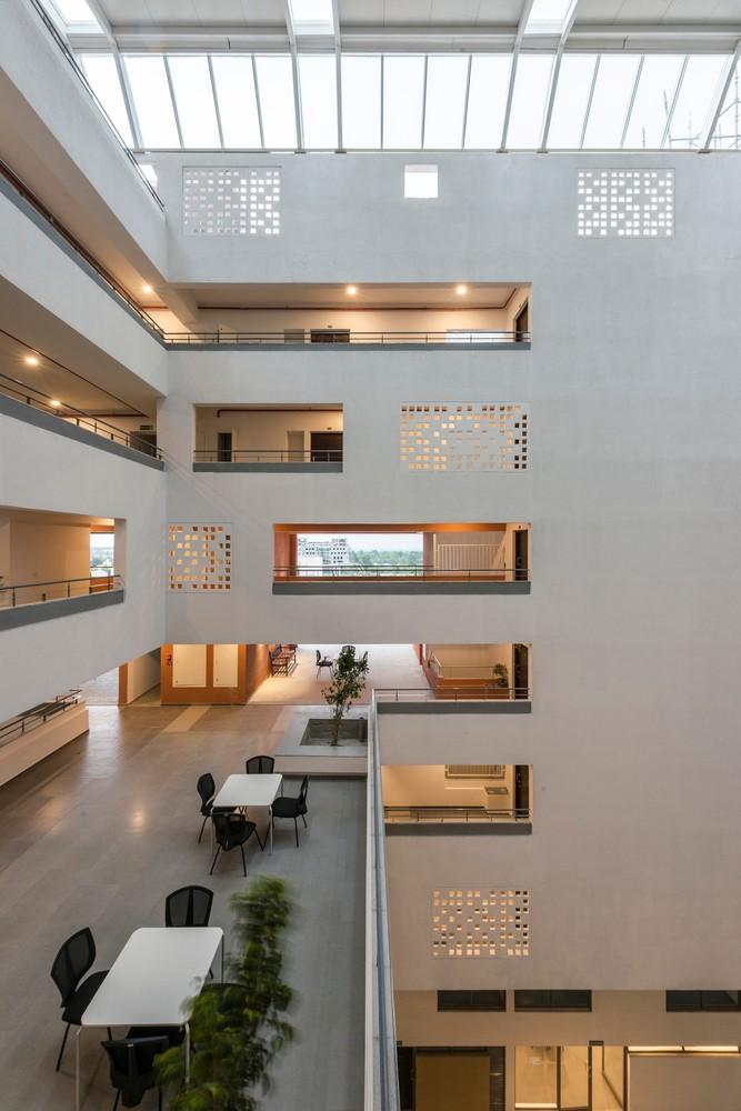 跳跃在建筑上的彩色透视框——“园畔”老年公寓