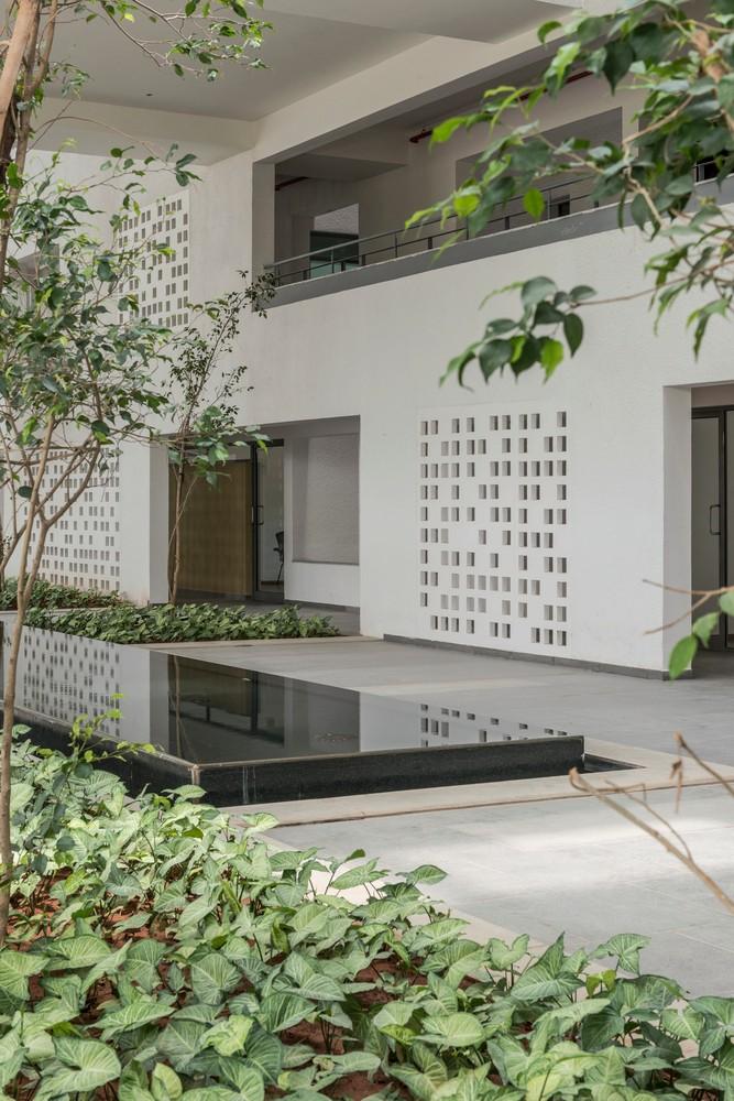 跳跃在建筑上的彩色透视框——“园畔”老年公寓