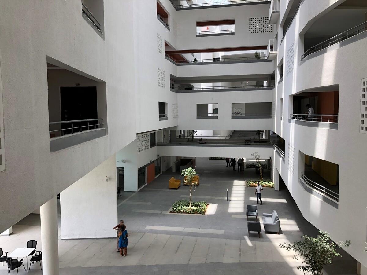 跳跃在建筑上的彩色透视框——“园畔”老年公寓