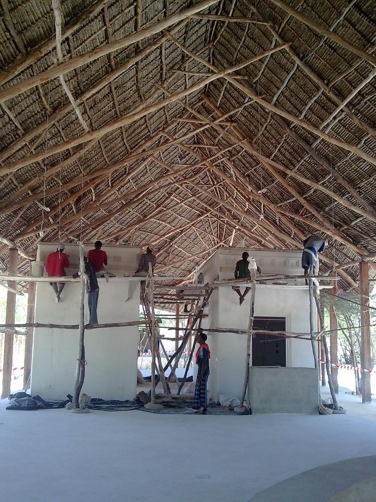 看出建筑在哪了吗？结合历史与自然的有机建筑——肯尼亚红辣椒住宅 