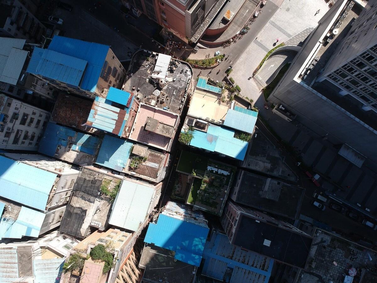 在城中村的上空构筑成一个新地表“Urban Mountain” —— 深圳“城上绿云”