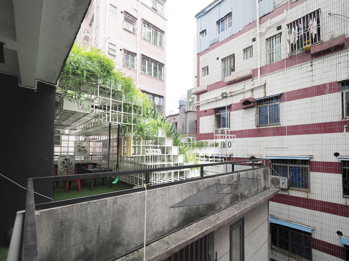 在城中村的上空构筑成一个新地表“Urban Mountain” —— 深圳“城上绿云”