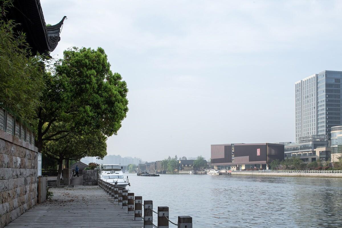 “水陆廊桥” —杭州运河旅游集散中心/ 浙江大学建筑设计研究院