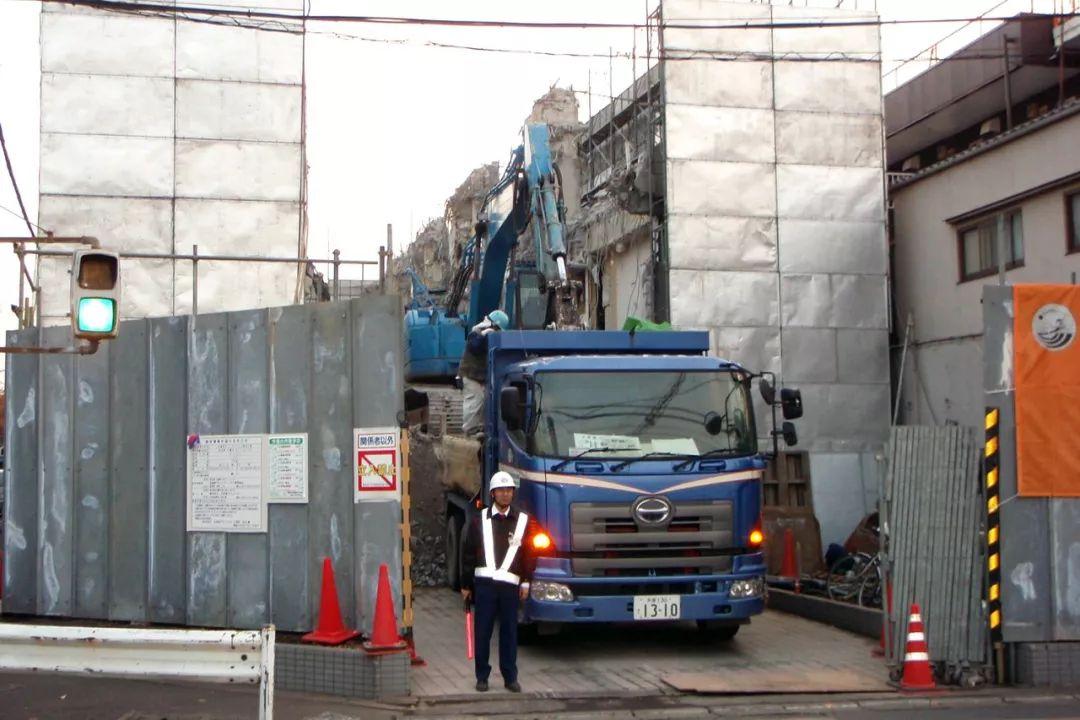 建房子难，其实拆房子更难