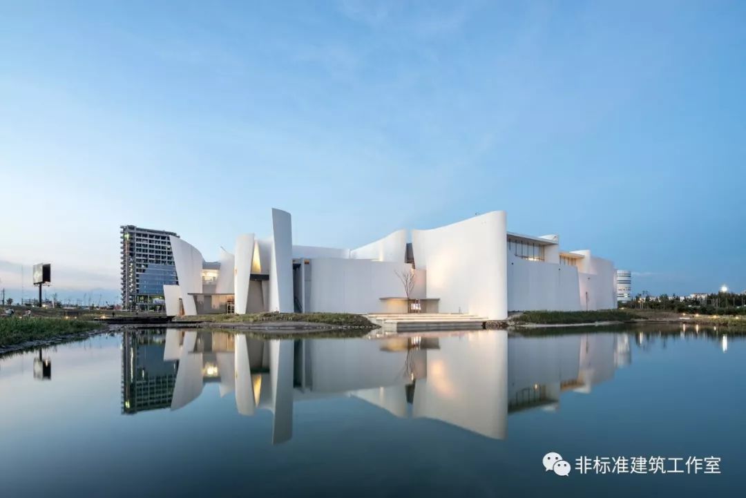 转发这个伊东丰雄，不熬夜赶图还躺着中标