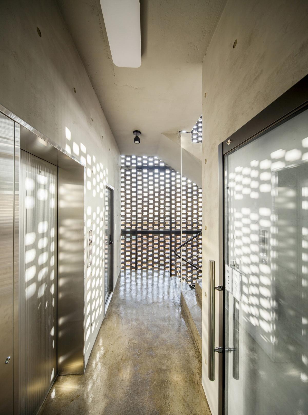 调整大小 22_13_stair_hall.jpg