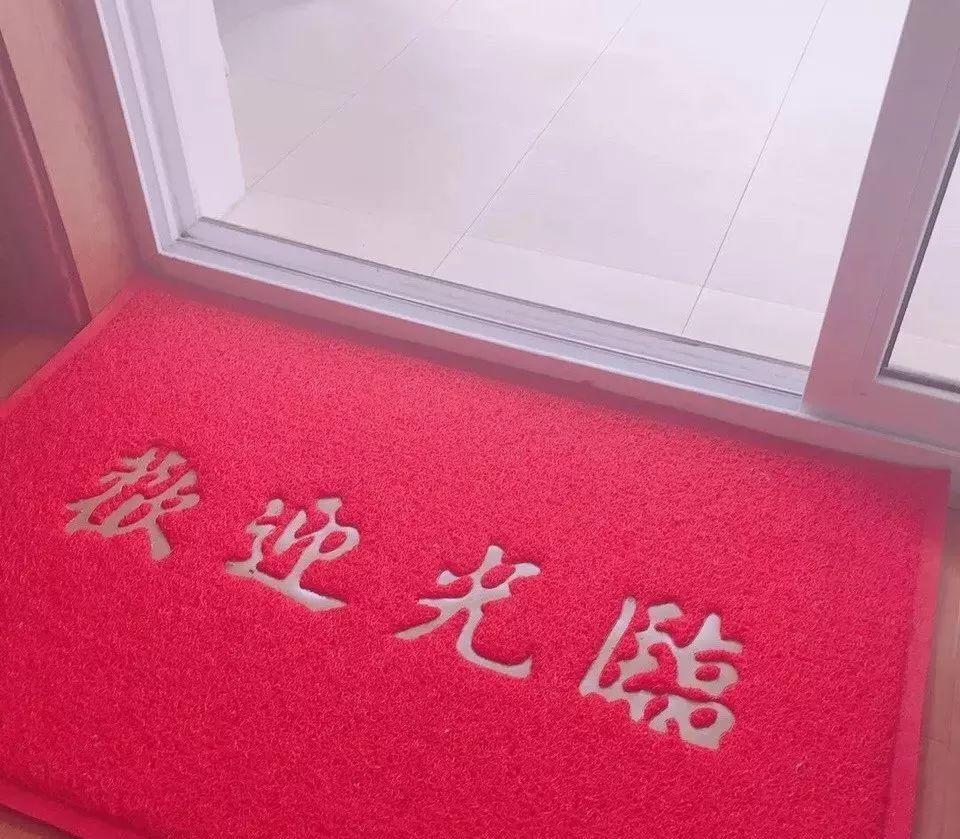 爸妈的审美有毒！花20万装修新房，他们装出了一间公共房！设计师看了会沉默……