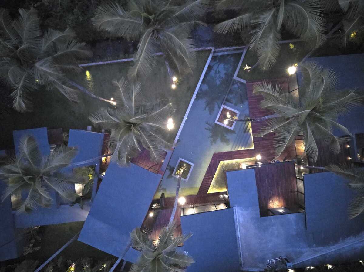 光影流转，蜿蜒隐匿于自然丛林的度假别墅/Abraham John建筑师事务所
