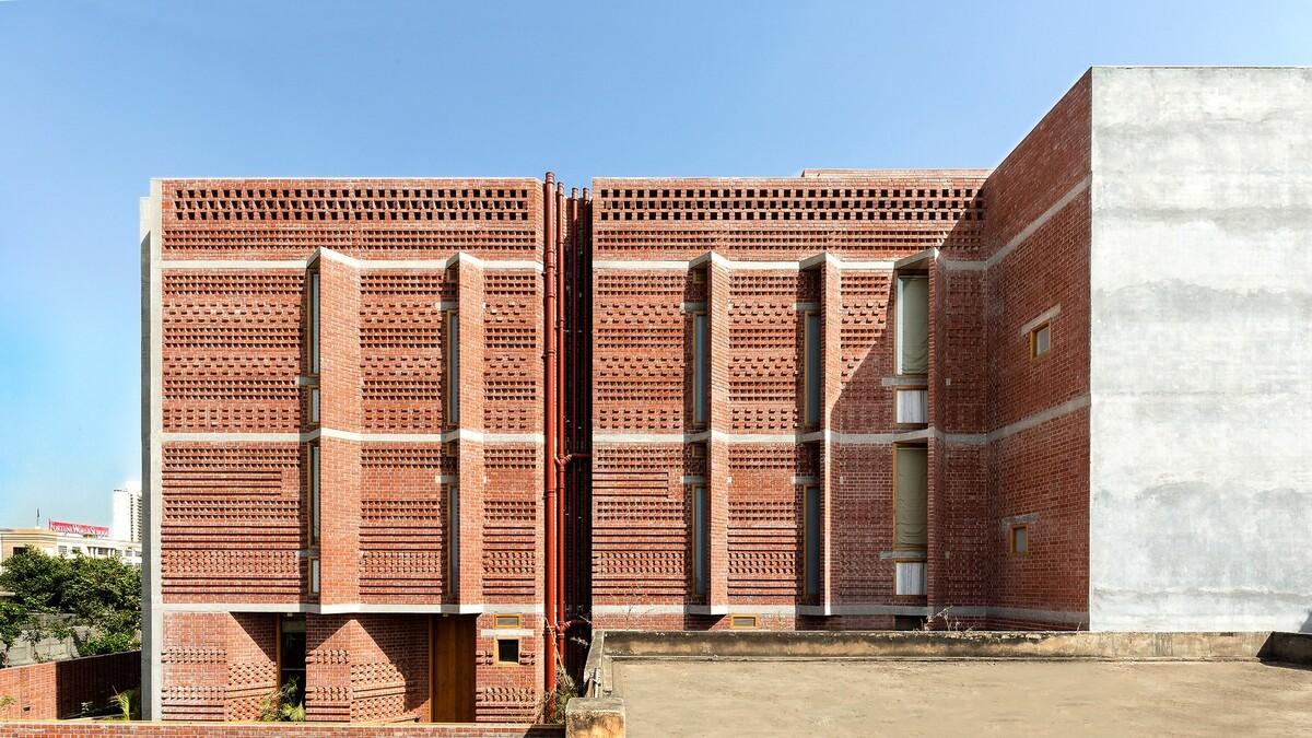 印度动感砖砌住宅 / Vir.Mueller Architects 