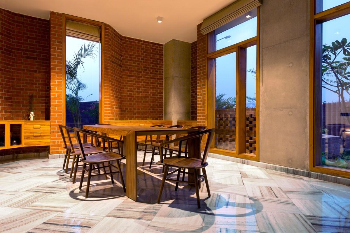 印度动感砖砌住宅 / Vir.Mueller Architects 