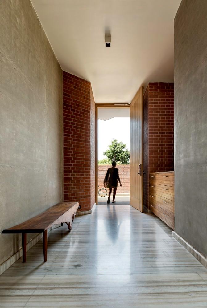 印度动感砖砌住宅 / Vir.Mueller Architects 