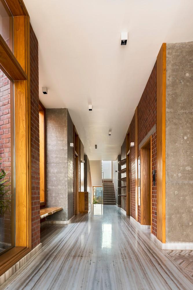 印度动感砖砌住宅 / Vir.Mueller Architects 