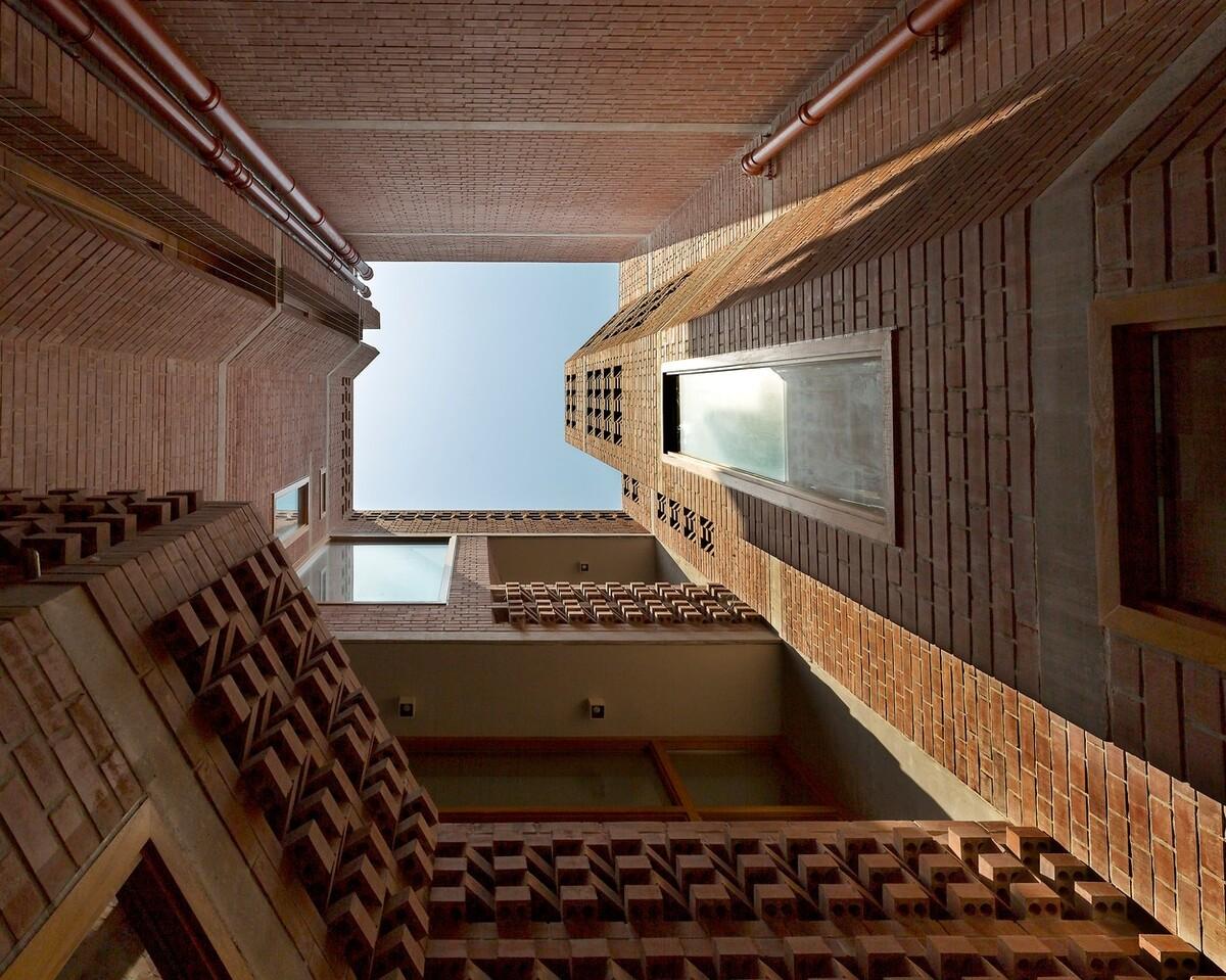 印度动感砖砌住宅 / Vir.Mueller Architects 