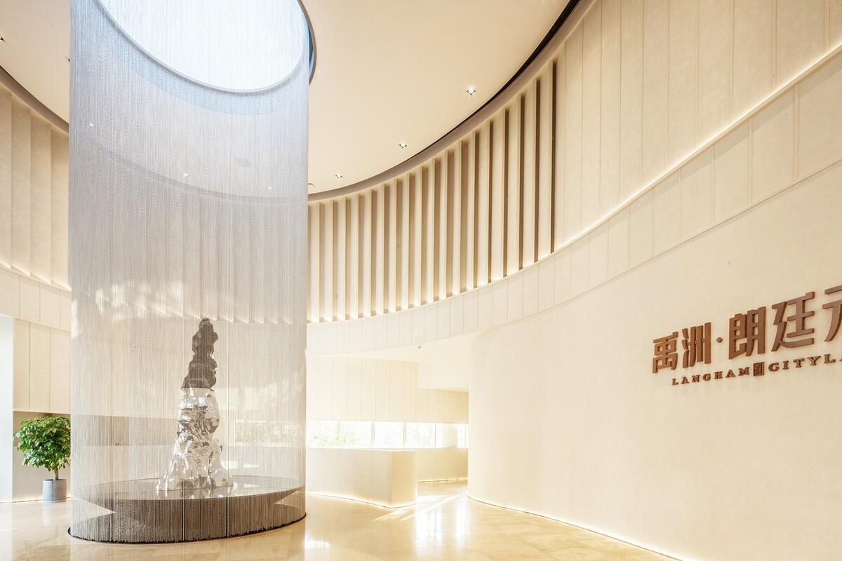 展翅而飞的鹰：武汉朗廷元著生活方式体验馆 / 成执建筑 