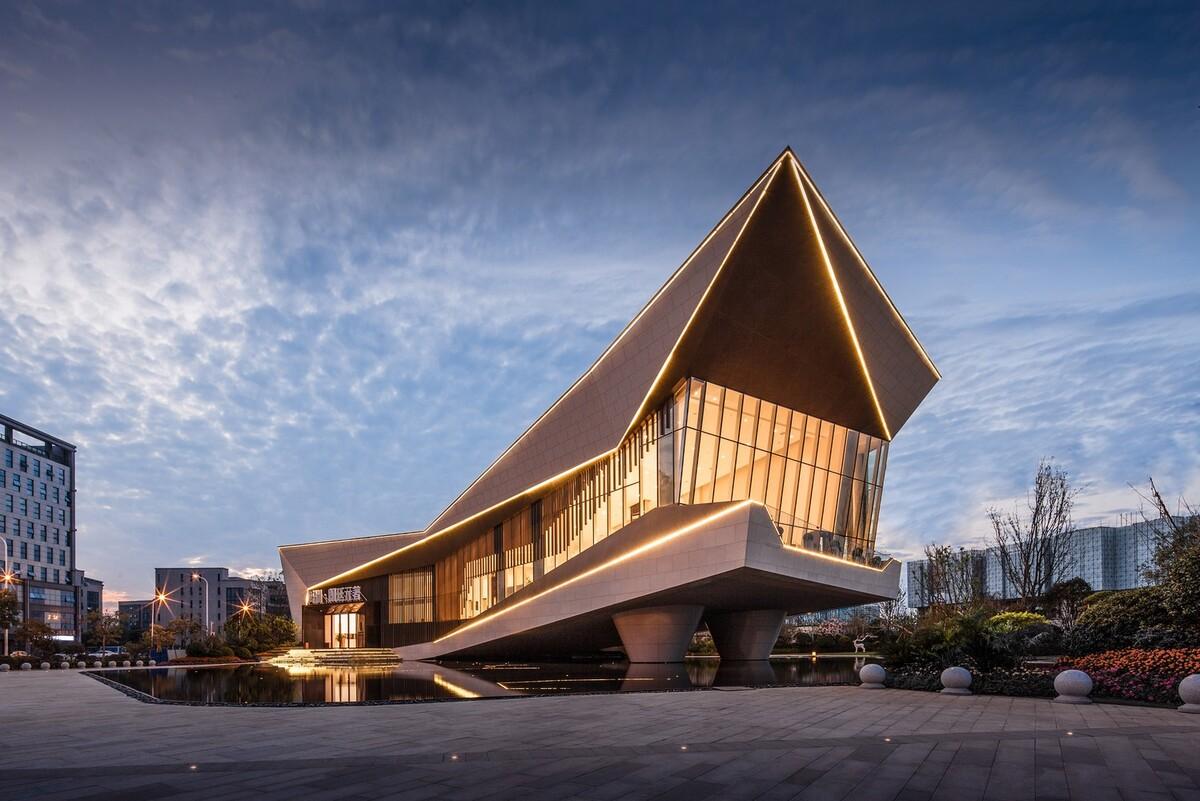 展翅而飞的鹰：武汉朗廷元著生活方式体验馆 / 成执建筑 