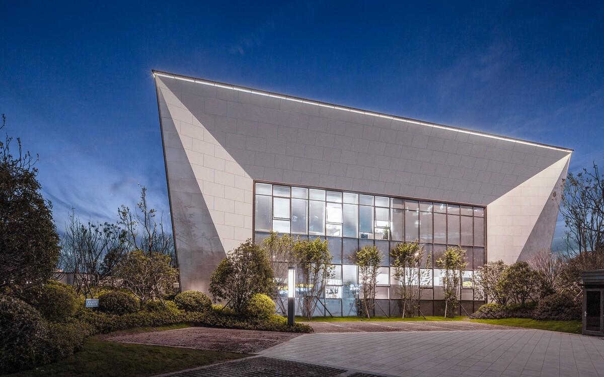 展翅而飞的鹰：武汉朗廷元著生活方式体验馆 / 成执建筑 