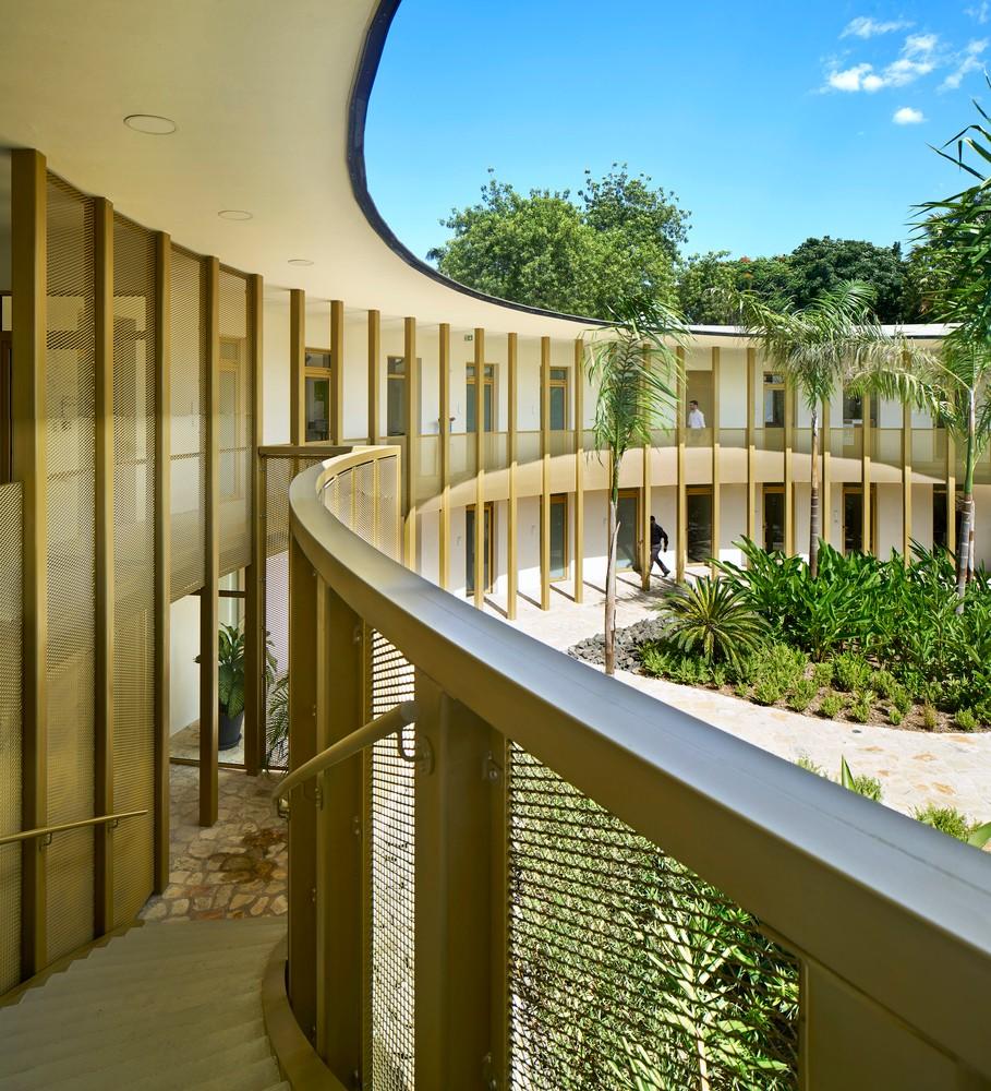 带有热带建筑记忆的法国驻海地大使馆 / Explorations Architecture 