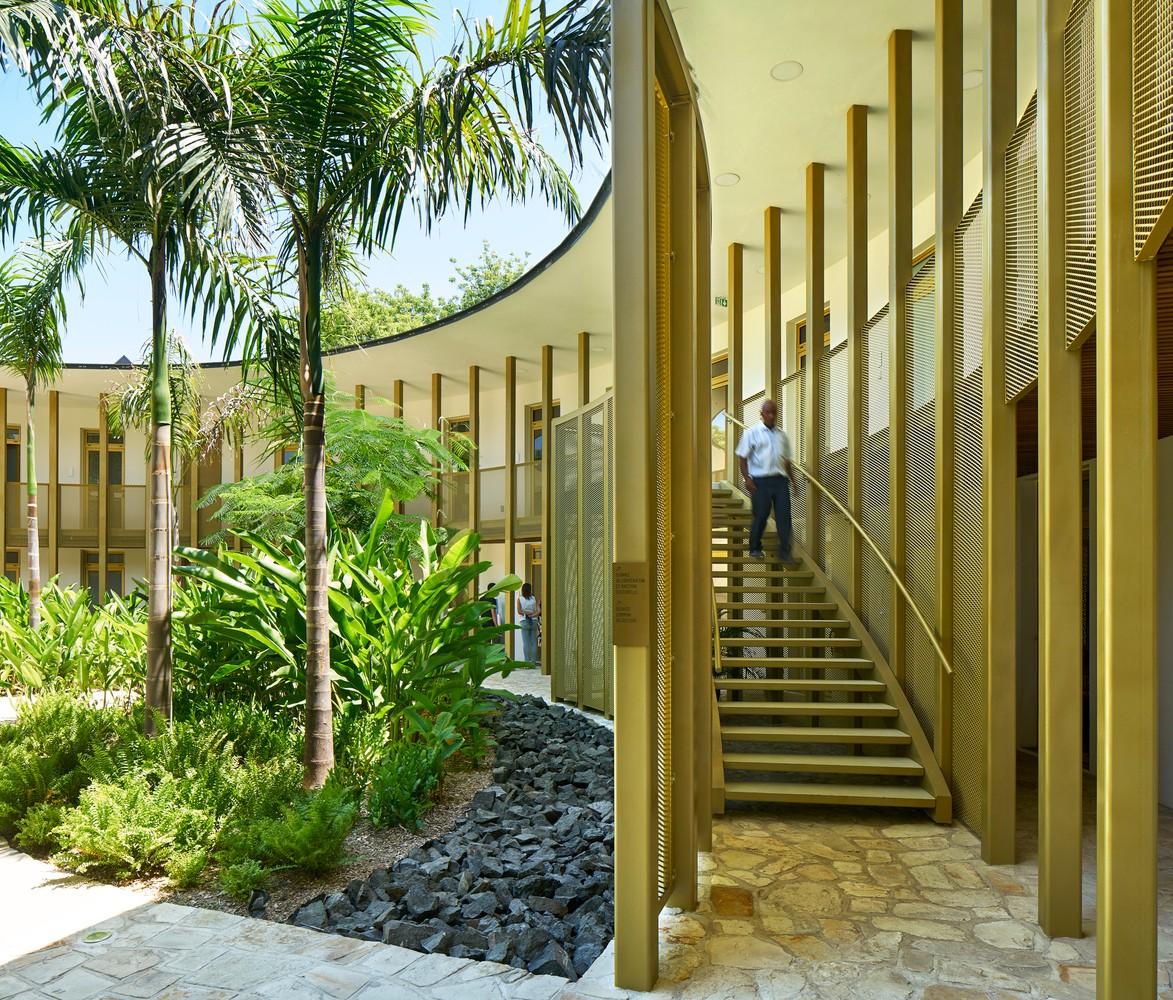 带有热带建筑记忆的法国驻海地大使馆 / Explorations Architecture 