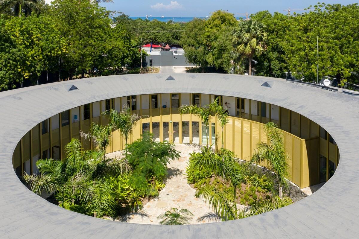 带有热带建筑记忆的法国驻海地大使馆 / Explorations Architecture 