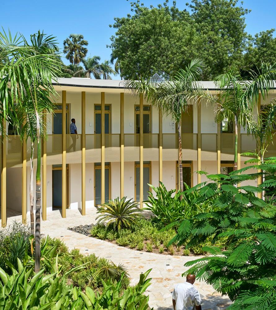 带有热带建筑记忆的法国驻海地大使馆 / Explorations Architecture 