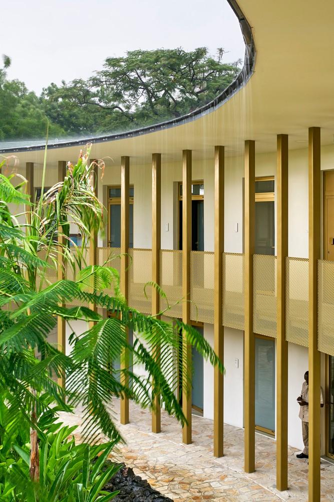 带有热带建筑记忆的法国驻海地大使馆 / Explorations Architecture 